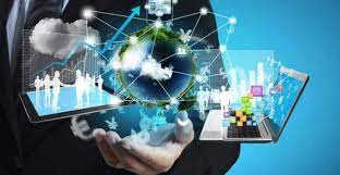 Pessoa utilizando tablet com design web